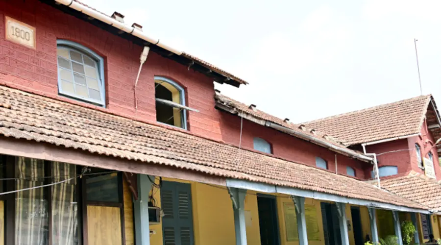 കാസർകോട് താലൂക്ക് ഓഫീസ് കെട്ടിടം. നിർമിച്ച വർഷം 1900 എന്ന് രേഖപ്പെടുത്തിയതും കാണാം