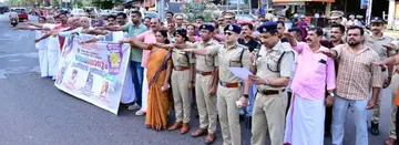 ലഹരിക്കെതിരെ കേരളാ പൊലീസ് ഓഫീസേഴ്സ് അസോസിയേഷൻ കാഞ്ഞങ്ങാട്ട്‌ സംഘടിപ്പിച്ച മനുഷ്യച്ചങ്ങലയിൽ കണ്ണൂർ റേഞ്ച് ഡിഐജി യതീഷ്ചന്ദ്ര, ജില്ലാ പൊലീസ് മേധാവി വിജയഭാരത്‌ റെഡി, നഗരസഭാ ചെയർപേഴ്‌സൺ കെ വി സുജാത തുടങ്ങിയവർ കണ്ണികളായി പ്രതിജ്ഞ ചൊല്ലുന്നു