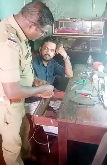 നീലേശ്വരം രാജാറോഡിലെ ദേവനന്ദ ഗോൾഡിൽ പൊലീസ് പരിശോധന നടത്തുന്നു