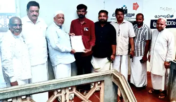 കടക്കെണിയിലായ തങ്കരാജിന്റെ ബാധ്യത ഏറ്റെടുത്തതിന്റെ ധാരണ പത്രം  ജമാഅത്ത് പ്രസിഡന്റ്‌ ടി പി മുത്തലിബ് കൈമാറുന്നു