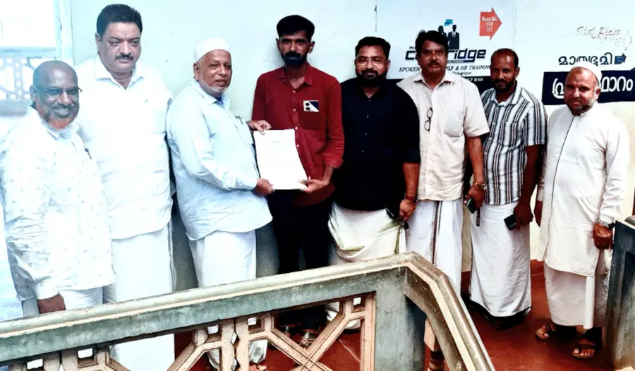 കടക്കെണിയിലായ തങ്കരാജിന്റെ ബാധ്യത ഏറ്റെടുത്തതിന്റെ ധാരണ പത്രം ജമാഅത്ത് പ്രസിഡന്റ് ടി പി മുത്തലിബ് കൈമാറുന്നു