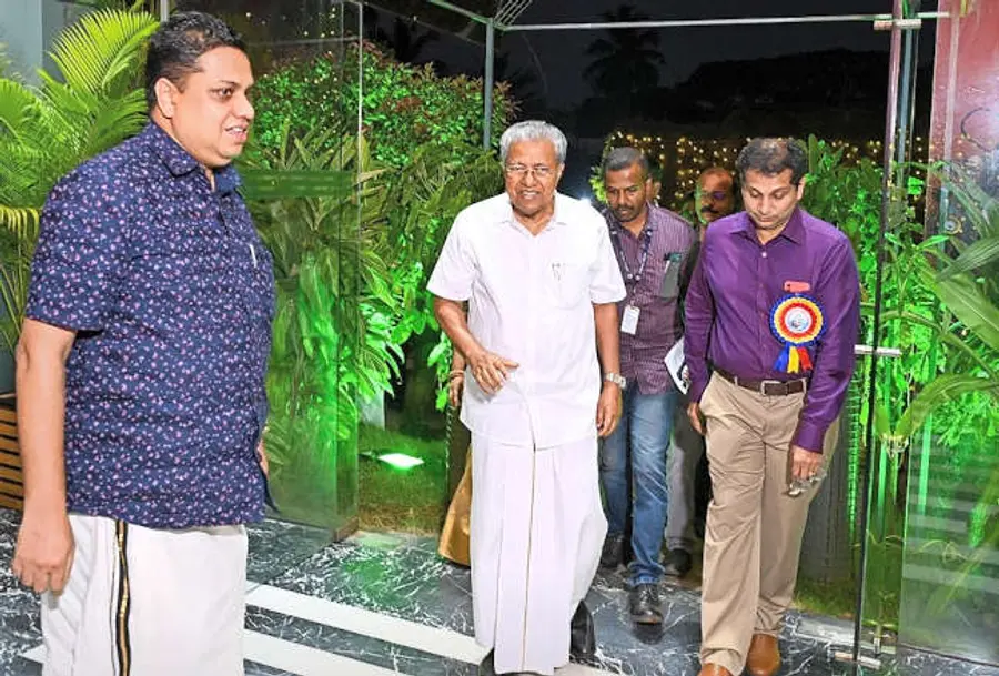 ഐഎംഎ സംഘടിപ്പിച്ച ലഹരിവിരുദ്ധ ക്യാമ്പയിൻ ഉദ്ഘാടനംചെയ്യാനെത്തിയ മുഖ്യമന്ത്രി പിണറായി വിജയനും സ്പീക്കർ എ എൻ ഷംസീറിനുമൊപ്പം ഡോ. സി കെ ജയകൃഷ്ണൻനമ്പ്യാർ (ഫയൽചിത്രം)