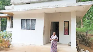 മലപ്പട്ടം പടപ്പക്കരിയിലെ എൻ കെ ലക്ഷ്മി ലൈഫ്‌ ഭവനപദ്ധതിയിൽ ലഭിച്ച വീടിന് മുന്നിൽ