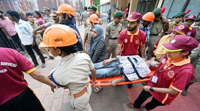 മോക്ഡ്രില്ലിന്റെ ഭാഗമായി  കാസർകോട് സിവിൽ സ്റ്റേഷനിൽനിന്ന്‌ ആളുകളെ മാറ്റുന്നു