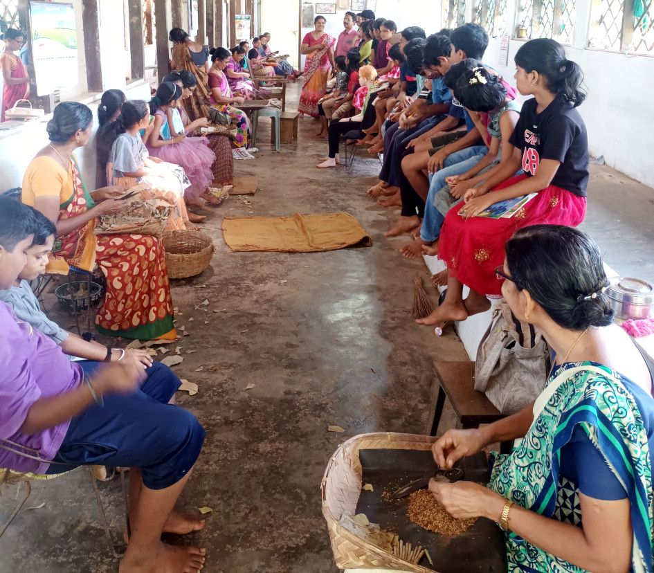കാരിയിൽ ശ്രീകുമാർ സ്മാരക ഗ്രന്ഥാലയം നേതൃത്വത്തിൽ ബാലവേദി കുട്ടികൾ കാരിയിൽ ദിനേശ്  ബീഡിക്കമ്പനിയിലെത്തിയപ്പോൾ