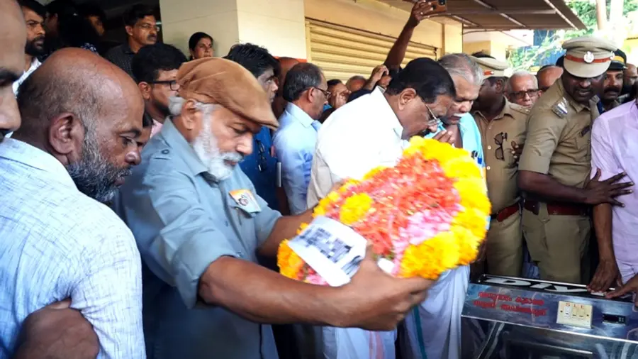നീലേശ്വരം ചിറപ്പുറത്തെ വീട്ടിൽ പൊതുദർശനത്തിനുവച്ച ഡോ. ഹരിദാസ് വേർക്കോട്ടിന്റെ മൃതദേഹത്തിൽ
സിപിഐ എം ജില്ലാ സെക്രട്ടറി എം രാജഗോപാലൻ എംഎൽഎ പുഷ്പചക്രം അർപ്പിക്കുന്നു