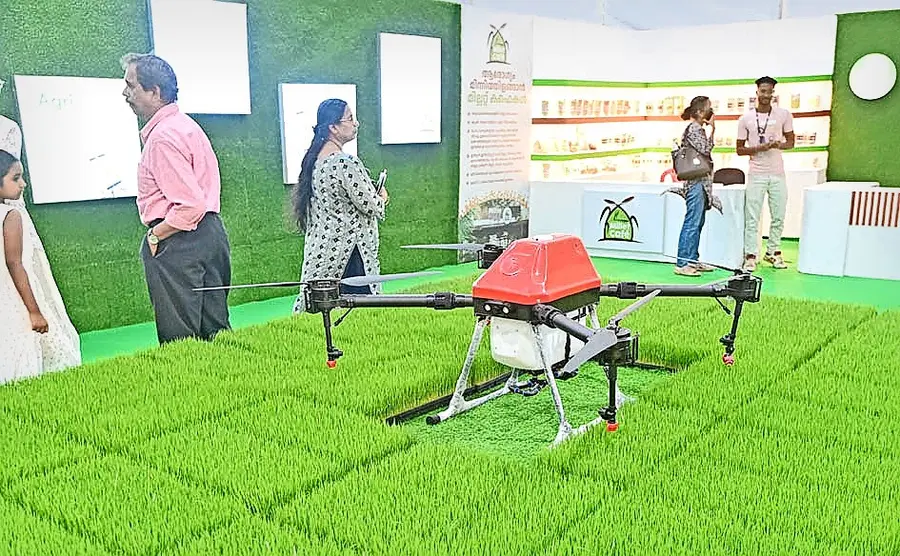 പിണറായി സർക്കാരിന്റെ നാലാം വാർഷികത്തിന്റെ ഭാഗമായി കണ്ണൂർ പോലീസ് മൈതാനിയിൽ ആരംഭിച്ച എന്റെ കേരളം പ്രദർശന വിപണന മേള യിലെ കൃഷിവകുപ്പിന്റെ ഡ്രോൺ