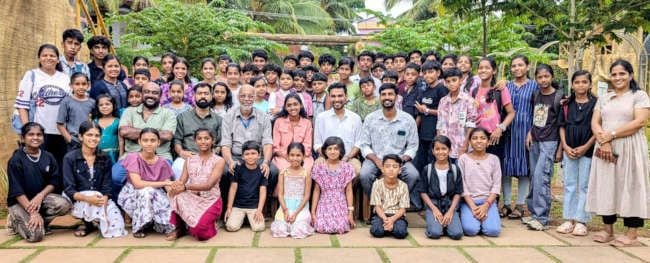 പ്രമോദ് ദാസ് ഗുപ്ത സ്മാരക ഗ്രന്ഥാലയം സംഘടിപ്പിച്ച കഥാ ശിൽപശാലയിൽ പങ്കെടുത്തവർ ‘ജാനകി ഉണ്ടാക്കിയ  കഥകളി’ലെ കഥാപാത്രം ജാനകിക്കൊപ്പം നാലകത്ത്  ഒത്തുചേർന്നപ്പോൾ