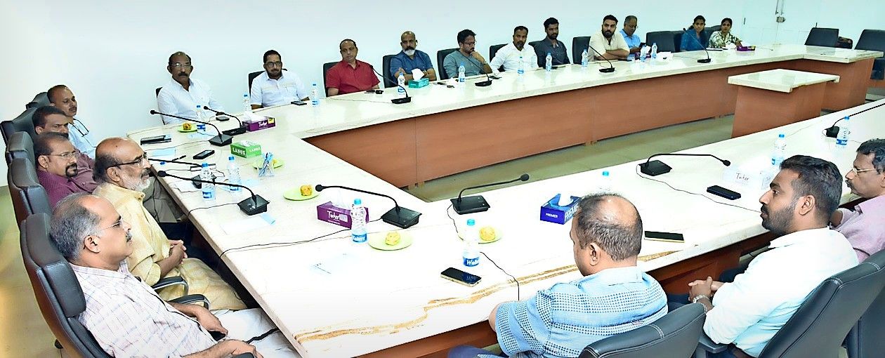 വിജ്ഞാന കേരളം  മെഗാ ജോബ് ഫെയറിനോടനുബന്ധിച്ച് ജില്ലയിലെ തൊഴിൽദാതാക്കളുമായി  ഡോ. ടി എം തോമസ് ഐസക് നടത്തിയ കൂടിക്കാഴ്ച