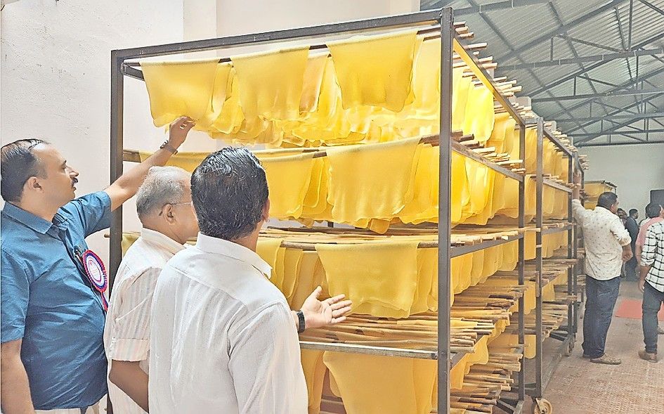 കിളിയന്തറ സർവീസ്‌ സഹകരണ ബാങ്കിന്റെ നിരങ്ങൻചിറ്റയിലെ ഫാക്ടറിയിൽ ഉൽപ്പാദിപ്പിക്കുന്ന ആർഎസ്‌ 4 ഇനം റബർ ഗ്രേഡ്‌ ഷീറ്റ്‌(ഫയൽ ഫോട്ടോ).