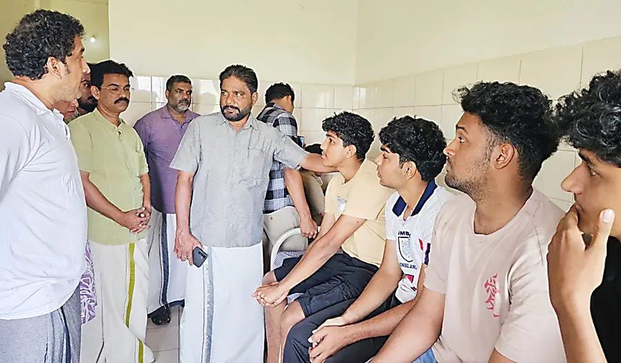 ബിജെപി –-ആർഎസ്എസ് അക്രമത്തിൽ പരിക്കേറ്റ വിദ്യാർഥികളെ
സിപിഐ എം തളിപ്പറമ്പ് ഏരിയാ സെക്രട്ടറി കെ സന്തോഷ് സന്ദർശിച്ചപ്പോൾ.
നടൻ സന്തോഷ് കീഴാറ്റൂർ സമീപം