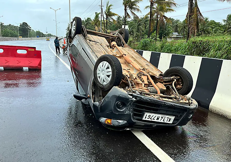 ദേശീയപാതയിൽ മൊഗ്രാൽ പുത്തൂർ പഞ്ചായത്ത് ഓഫീസിനു സമീപം കാർ തലകീഴിയി മറിഞ്ഞപ്പോൾ.  അമിതവേഗത്തിലെത്തിയ കാറിന്റെ ആക്സിൽ ഒടിഞ്ഞാണ് അപകടം. മൂന്നുതവണ കാർ തലകീഴായി മറിഞ്ഞു. ഉപ്പള സ്വദേശികളായ കുടുംബമാണ് കാറിലുണ്ടായിരുന്നത്. പരിക്കേറ്റ നാലുപേരെ സമീപത്തെ ആശുപത്രിയിൽ പ്രവേശിപ്പിച്ചു.