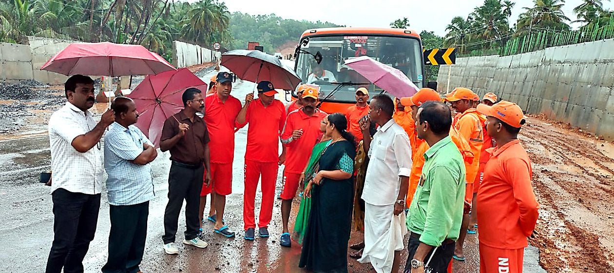 എൻഡിആർഎഫ്‌ സംഘം ദേശീയപാത പ്രവൃത്തി നടക്കുന്ന വീരമലക്കുന്നിന്‌ താഴെ സന്ദർശനം നടത്തുന്നു