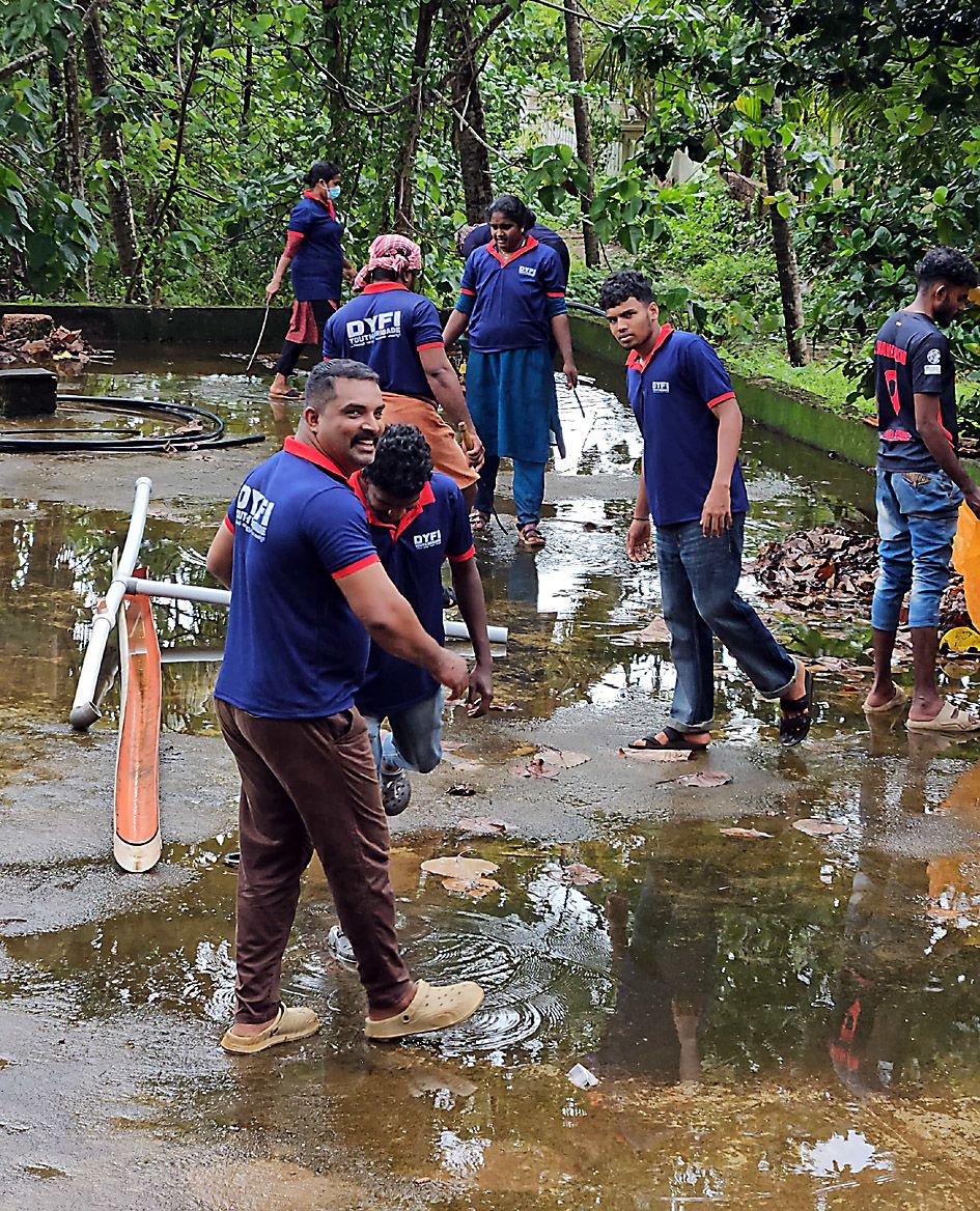 ഡിവൈഎഫ്‌ഐയുടെ  യൂത്ത്‌ ബ്രിഗേഡുകൾ ശുചീകരണത്തിൽ 