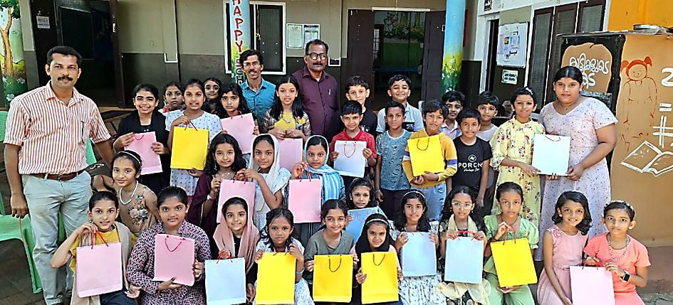മാലിന്യത്തിന്റെ അളവ് കുറയ്ക്കുന്നതിന്റെ ഭാഗമായി നിർമിച്ചെടുത്ത പേപ്പർ ബാഗുകളുമായി     ചന്തേര ഇസ്സത്തുൽ ഇസ്ലാം എഎൽപി സ്കൂളിലെ കുട്ടികൾ