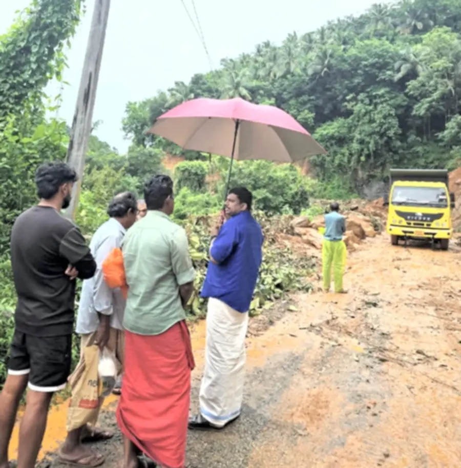 മണ്ണിടിച്ചിലുണ്ടായ സ്ഥലം കെ എം സച്ചിൻദേവ് എംഎൽഎ സന്ദർശിക്കുന്നു