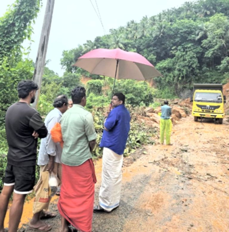 മണ്ണിടിച്ചിലുണ്ടായ സ്ഥലം കെ എം സച്ചിൻദേവ് എംഎൽഎ സന്ദർശിക്കുന്നു