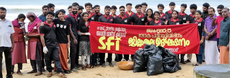 എസ്എഫ്ഐ സംഘടിപ്പിച്ച ‘അവനി വാഴ്വ് കിനാവ്’ പദ്ധതിയിൽ കാഞ്ഞങ്ങാട് പുതിയവളപ്പ് കൈറ്റ് ബീച്ചിൽ നടന്ന തീരദേശ ശുചീകരണം സംസ്ഥാന സെക്രട്ടറിയേറ്റ് അംഗം ഗോപി കൃഷ്ണൻ ഉദ്ഘാടനം ചെയ്തപ്പോൾ