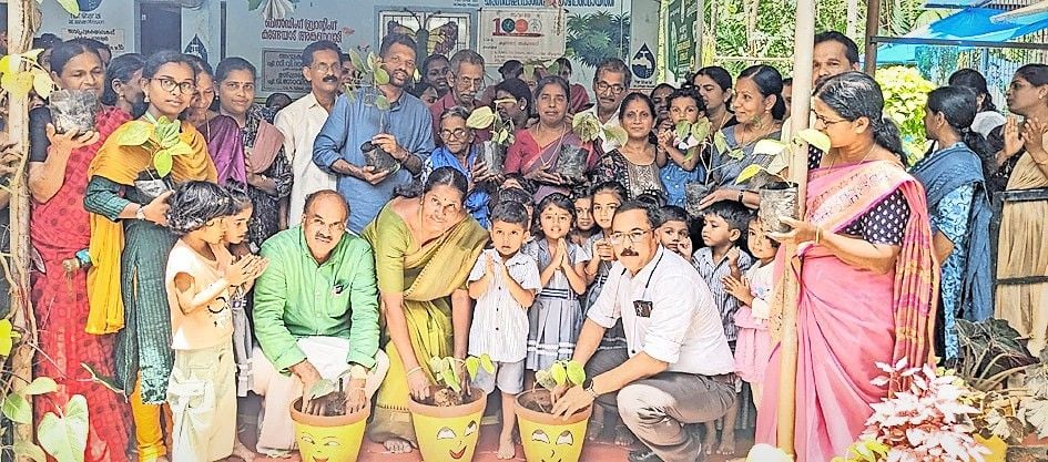 ‘ഒരു  വീട്ടിൽ ഒരു കുരുമുളക് തൈ’ പദ്ധതി കടന്നപ്പള്ളി–-പാണപ്പുഴ പഞ്ചായത്ത്‌ പ്രസിഡന്റ്‌  ടി സുലജ ഉദ്‌ഘാടനംചെയ്യുന്നു