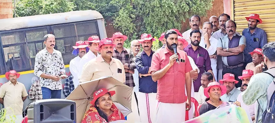 കേരള കർഷകസംഘം കണ്ണൂർ അന്താരാഷ്ട്ര വിമാനത്താവളം ഒന്നാം ഗേറ്റിനുസമീപം നടത്തിയ  ധർണ സിപിഐ എം മട്ടന്നൂർ  ഏരിയാ സെക്രട്ടറി എം രതീഷ് ഉദ്ഘാടനം ചെയ്യുന്നു