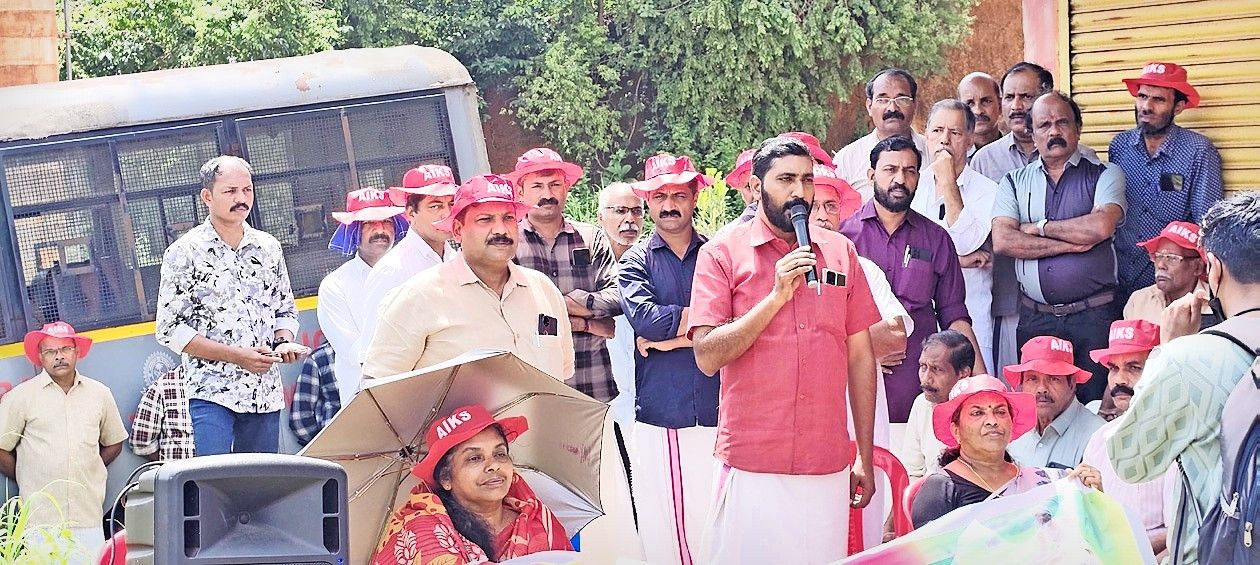 കേരള കർഷകസംഘം കണ്ണൂർ അന്താരാഷ്ട്ര വിമാനത്താവളം ഒന്നാം ഗേറ്റിനുസമീപം നടത്തിയ  ധർണ സിപിഐ എം മട്ടന്നൂർ  ഏരിയാ സെക്രട്ടറി എം രതീഷ് ഉദ്ഘാടനം ചെയ്യുന്നു