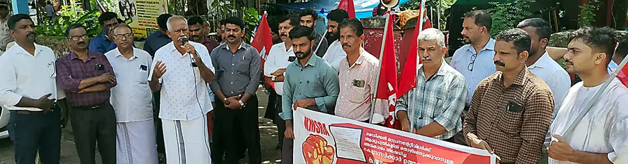 കെഎംഎസ്ആർഎ നേതൃത്വത്തിൽ കാഞ്ഞങ്ങാട് ഹെഡ് പോസ്റ്റോഫീസിന് മുന്നിൽ നടത്തിയ ധർണ കാറ്റാടി കുമാരൻ ഉദ്ഘാടനംചെയ്യുന്നു.