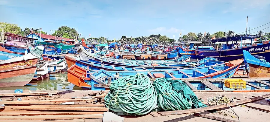 ട്രോളിങ് നിരോധനം നിലവിൽ വന്നതോടെ  അഴീക്കൽ തുറമുഖത്ത‍് നിർത്തിയിട്ട ബോട്ടുകൾ