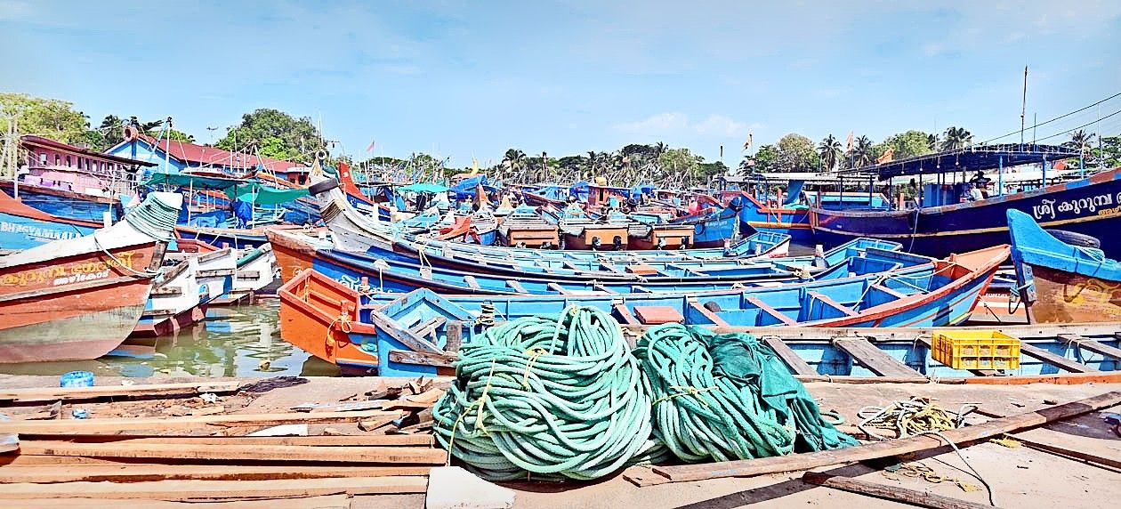 ട്രോളിങ് നിരോധനം നിലവിൽ വന്നതോടെ  അഴീക്കൽ തുറമുഖത്ത‍് നിർത്തിയിട്ട ബോട്ടുകൾ