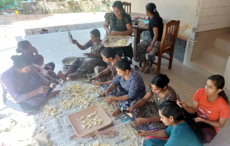 കളിസ്ഥലമൊരുക്കാനുള്ള ധനശേഖരണാർഥം കുണ്ടൂർ വനിതാവേദി പ്രവർത്തകർ ചക്ക ചിപ്സ് നിർമാണത്തിൽ