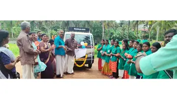 ഇടവക്കോട് വാർഡിലെ ഹരിതകർമസേന ആക്രി വിറ്റ്  വാങ്ങിയ പിക്കപ്  വാൻ  ക്ലൈനസ് റൊസാരിയോ ഫ്ലാഗ് ഓഫ് ചെയ്യുന്നു