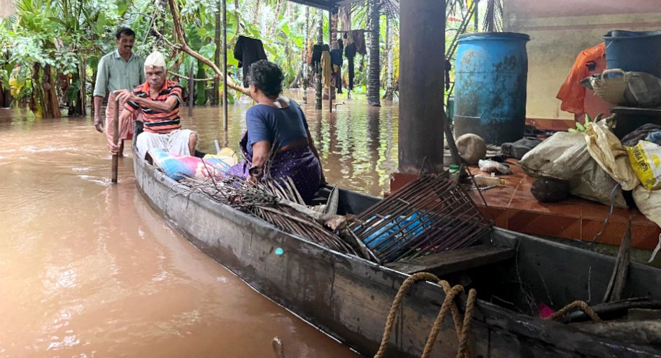 വെള്ളം കയറിയതിനെ തുടർന്ന് കയ്യൂരിലെ ചിറമ്മൽ അമ്പുവിനെയും കുടുംബത്തെയും ബന്ധുവീടുകളിലേക്ക് മാറ്റുന്നു