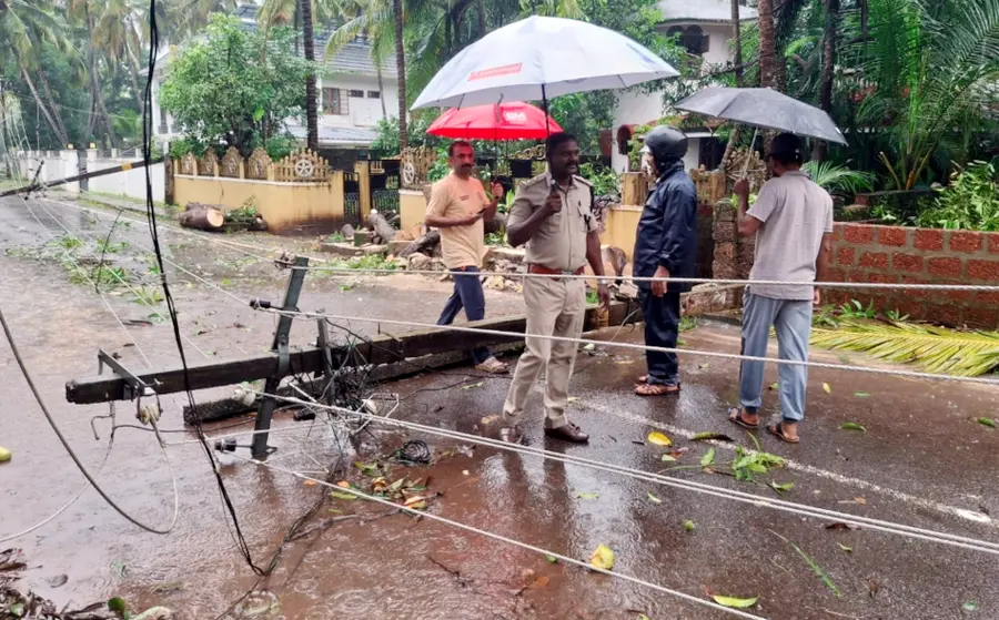 നീലേശ്വരം കോട്ടപ്പുറം റോഡിലേക്ക് പൊട്ടിവീണ വൈദ്യുതി തൂൺ