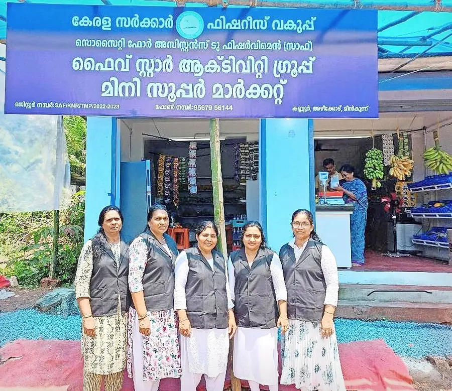 അഴീക്കോട് മീൻകുന്നിലെ മിനി സൂപ്പർമാർക്കറ്റിനുമുന്നിൽ ഗ്രൂപ്പംഗങ്ങൾ