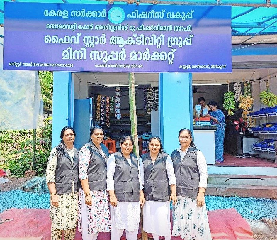 അഴീക്കോട് മീൻകുന്നിലെ മിനി സൂപ്പർമാർക്കറ്റിനുമുന്നിൽ ഗ്രൂപ്പംഗങ്ങൾ