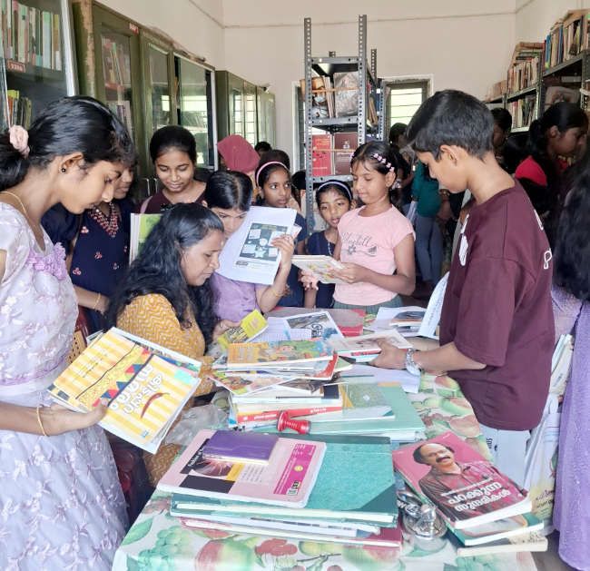 കമ്പല്ലൂർ സിആർസിയിൽ വായനാചലഞ്ചിനായി പുസ്‌തകമെടുക്കാനെത്തിയ കുഞ്ഞുങ്ങൾ