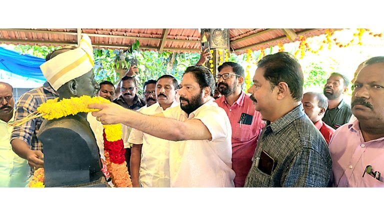 അയ്യൻകാളി സ്മൃതിമണ്ഡപത്തിൽ  സിപിഐ എം ജില്ലാ സെക്രട്ടറി വി ജോയി പുഷ്പാർച്ചന നടത്തുന്നു