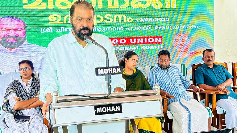 മിയാവാക്കി പദ്ധതി മന്ത്രി വി ശിവൻകുട്ടി ഉദ്ഘാടനംചെയ്യുന്നു