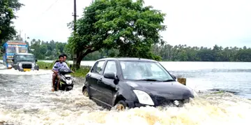  കുണ്ടോളിക്കടവ്- പള്ളിപ്പുറം റോഡിൽ വെള്ളം കയറി ഗതാഗതം നിരോധിച്ചതിന് ശേഷവും അതുവഴി പോകുന്ന വാഹനങ്ങൾ