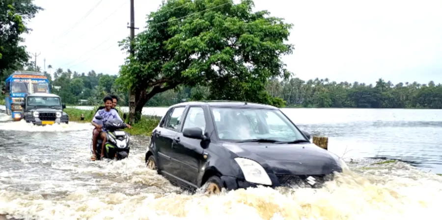 കുണ്ടോളിക്കടവ്- പള്ളിപ്പുറം റോഡിൽ വെള്ളം കയറി ഗതാഗതം നിരോധിച്ചതിന് ശേഷവും അതുവഴി പോകുന്ന വാഹനങ്ങൾ