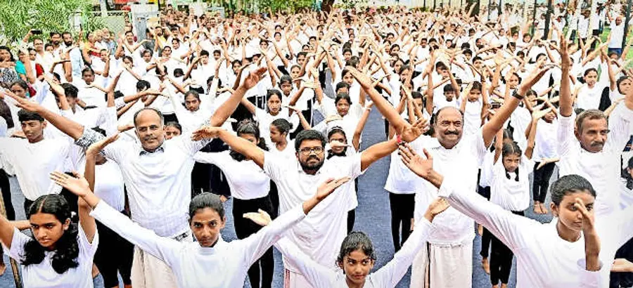 ചേതന യോഗായും യോഗാ അസോസിയേഷനും അന്താരാഷ്ട്ര യോഗാദിനത്തിൽ കണ്ണൂർ പൊലീസ് ടർഫിൽ സംഘടിപ്പിച്ച പ്രദർശനത്തിൽ ഉദ്ഘാടകൻ മന്ത്രി കെ എൻ ബാലഗോപാൽ, സിപിഐ എം ജില്ലാ സെക്രട്ടറി കെ കെ രാഗേഷ്,
കെ വി സുമേഷ് എംഎൽഎ എന്നിവർ.