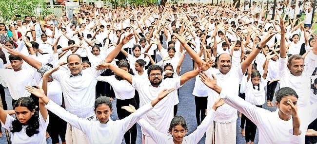 ചേതന യോഗായും യോഗാ അസോസിയേഷനും അന്താരാഷ്ട്ര യോഗാദിനത്തിൽ കണ്ണൂർ പൊലീസ് ടർഫിൽ സംഘടിപ്പിച്ച  പ്രദർശനത്തിൽ ഉദ്‌ഘാടകൻ മന്ത്രി കെ എൻ ബാലഗോപാൽ, സിപിഐ എം ജില്ലാ സെക്രട്ടറി കെ കെ രാഗേഷ്,  കെ വി സുമേഷ് എംഎൽഎ എന്നിവർ.