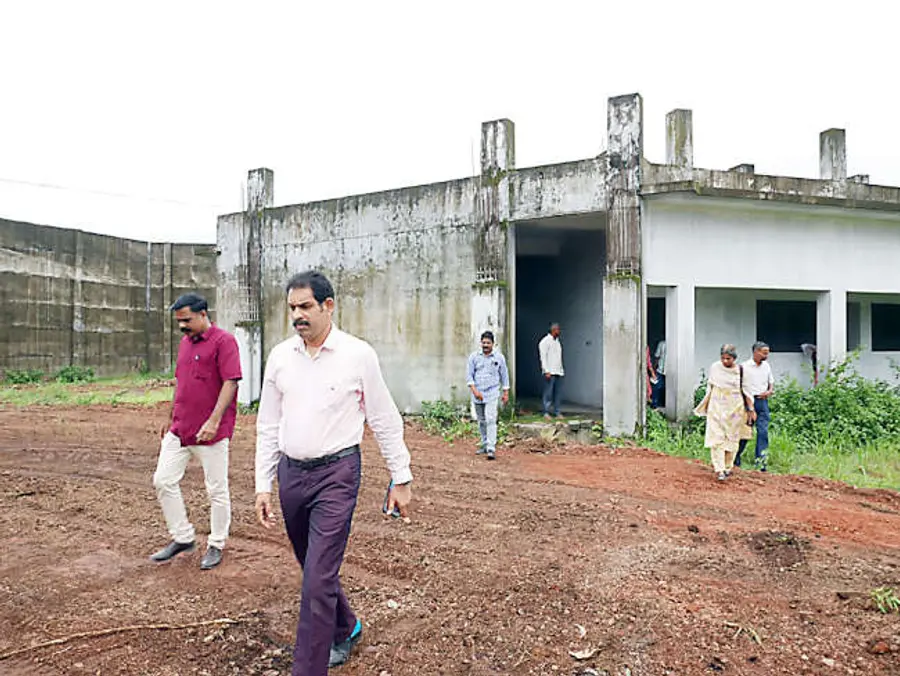 കാഞ്ഞിരങ്ങാട് നിർമിക്കുന്ന  ജില്ലാ ജയിലിന്റെ നിർമാണ പ്രവർത്തനങ്ങൾ  ഉത്തര മേഖലാ ജയിൽ ഡിഐജി വി ജയകുമാറിന്റെ നേതൃത്വത്തിലുള്ള സംഘം വിലയിരുത്തുന്നു