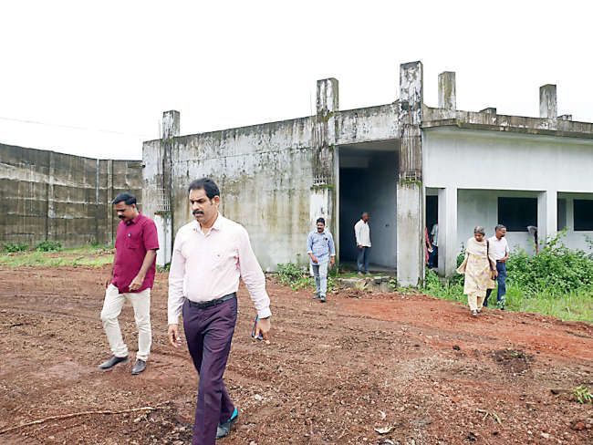 കാഞ്ഞിരങ്ങാട് നിർമിക്കുന്ന  ജില്ലാ ജയിലിന്റെ നിർമാണ പ്രവർത്തനങ്ങൾ  ഉത്തര മേഖലാ ജയിൽ ഡിഐജി വി ജയകുമാറിന്റെ നേതൃത്വത്തിലുള്ള സംഘം വിലയിരുത്തുന്നു