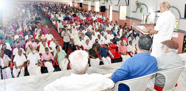 അടിയന്തരാവസ്ഥയുടെ അമ്പതാം വർഷത്തിൽ സിപിഐ എം നീലേശ്വരത്ത് സംഘടിപ്പിച്ച പോരാളികളുടെ സംഗമം പി കരുണാകരൻ ഉദ്ഘാടനം ചെയ്യുന്നു