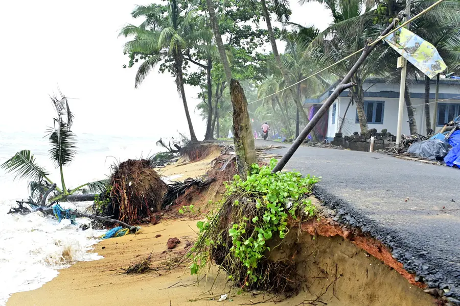 കടലാക്രമണത്തെ തുടർന്ന് അജാനൂർ കടപ്പുറത്തെ റോഡ് തകർന്നനിലയിൽ