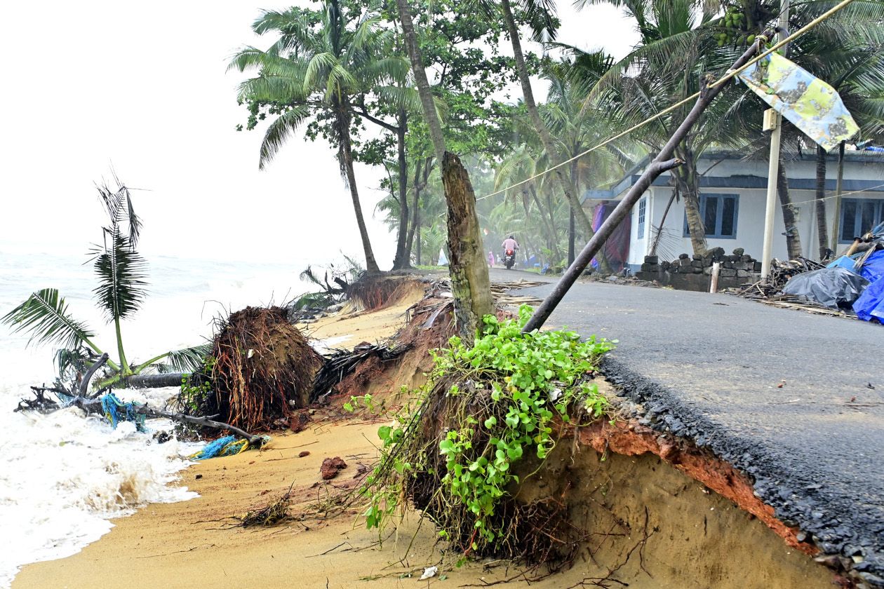 കടലാക്രമണത്തെ തുടർന്ന് അജാനൂർ കടപ്പുറത്തെ റോഡ് തകർന്നനിലയിൽ