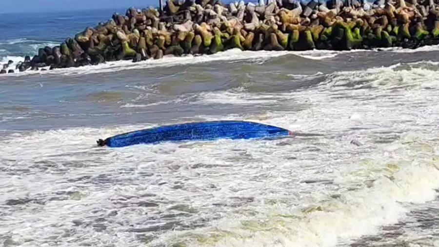 മുതലപ്പൊഴിയിൽ അപകടത്തിൽപ്പെട്ട വള്ളം