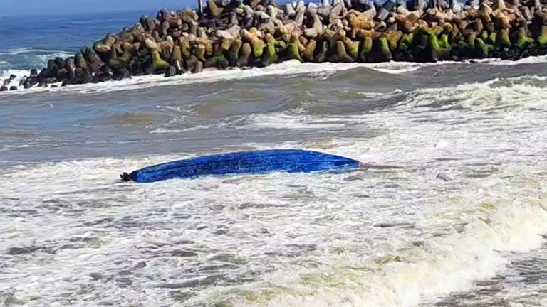 മുതലപ്പൊഴിയിൽ അപകടത്തിൽപ്പെട്ട വള്ളം