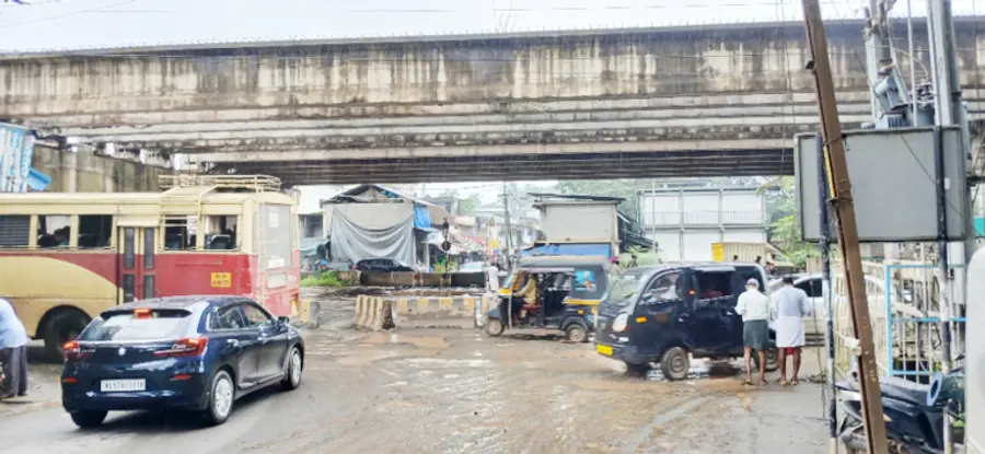 പയ്യോളി ടൗണിൽ സ്ഥാപിച്ചിരിക്കുന്ന മേൽപ്പാലത്തിന്റെ താഴെ അടച്ചനിലയിൽ