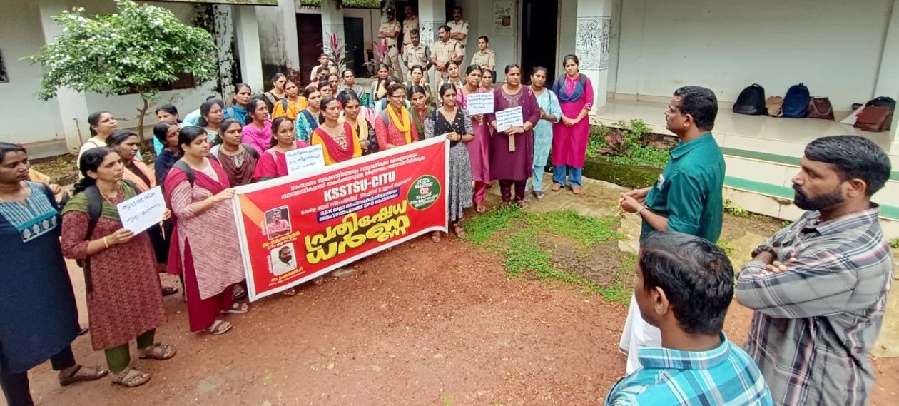 കേരളാ സ്റ്റേറ്റ് സ്പെഷ്യലിസ്റ്റ് ടീച്ചേഴ്സ് ആൻഡ്‌ സ്റ്റാഫ് യൂണിയൻ (സിഐടിയു) നേതൃത്വത്തിൽ എസ്‌എസ്‌കെ ജില്ലാ ഓഫീസിന്‌ മുന്നിൽ പ്രതിഷേധ കൂട്ടായ്മ  സിഐടിയു ജില്ലാസെക്രട്ടറി കെ രവീന്ദ്രൻ ഉദ്‌ഘാടനം ചെയ്യുന്നു